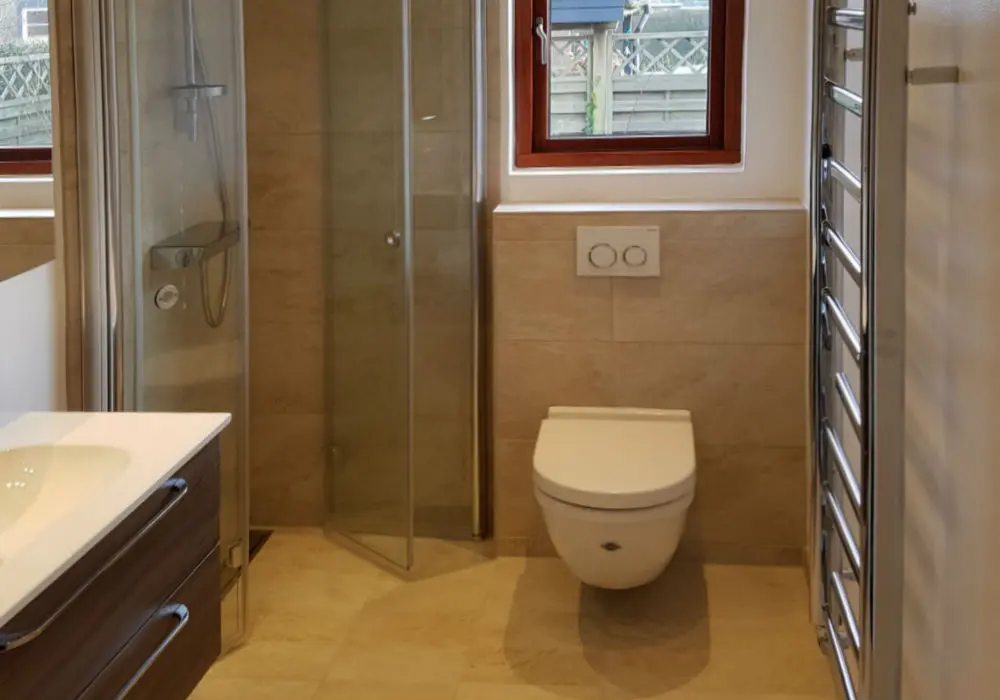 billede af nyt badeværelse med hængetoilet og klinkegulv