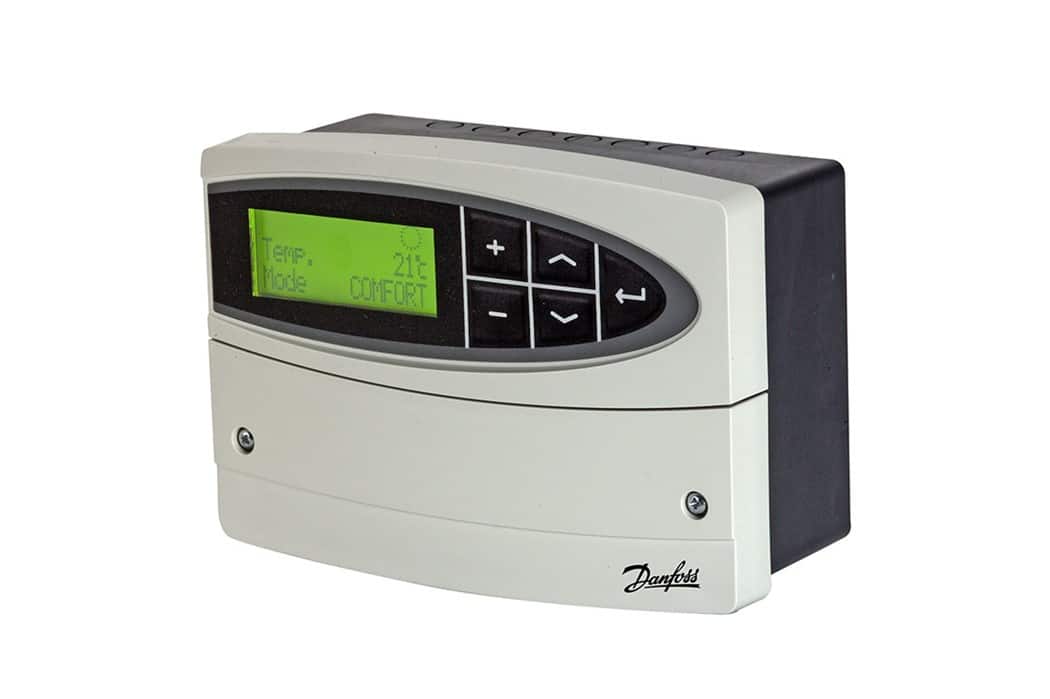 En Danfoss ECL110 varmeregulator, der styrer behovsregulering udfra temperaturen udenfor