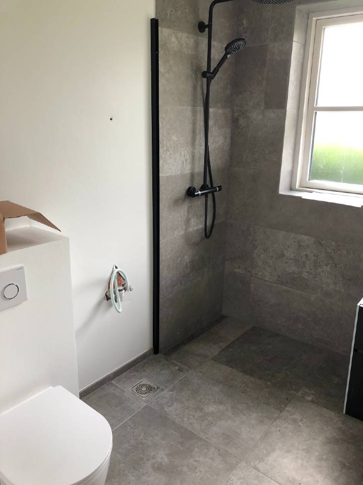 nyt toilet, nye fliser og nymalet væg inden vasken indsættes i badeværelset