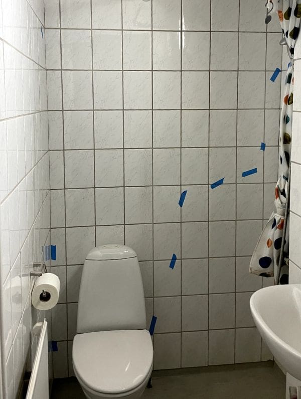 toilet før udbedringen af forsikringsskade, kunden bestiller renovering og totalentreprise