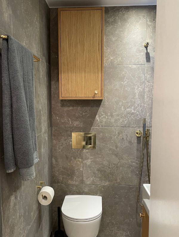 totalrenovering af badeværelse efter en vandskade fra overboens lejlighed